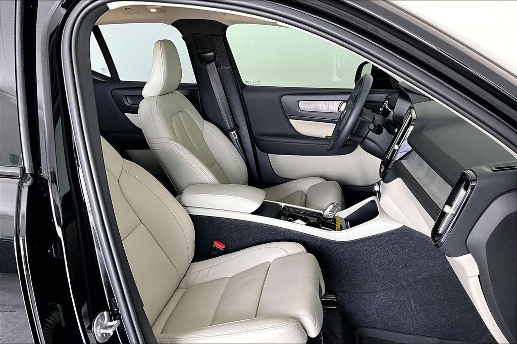 2024 Volvo XC40 B5 Plus Dark Theme