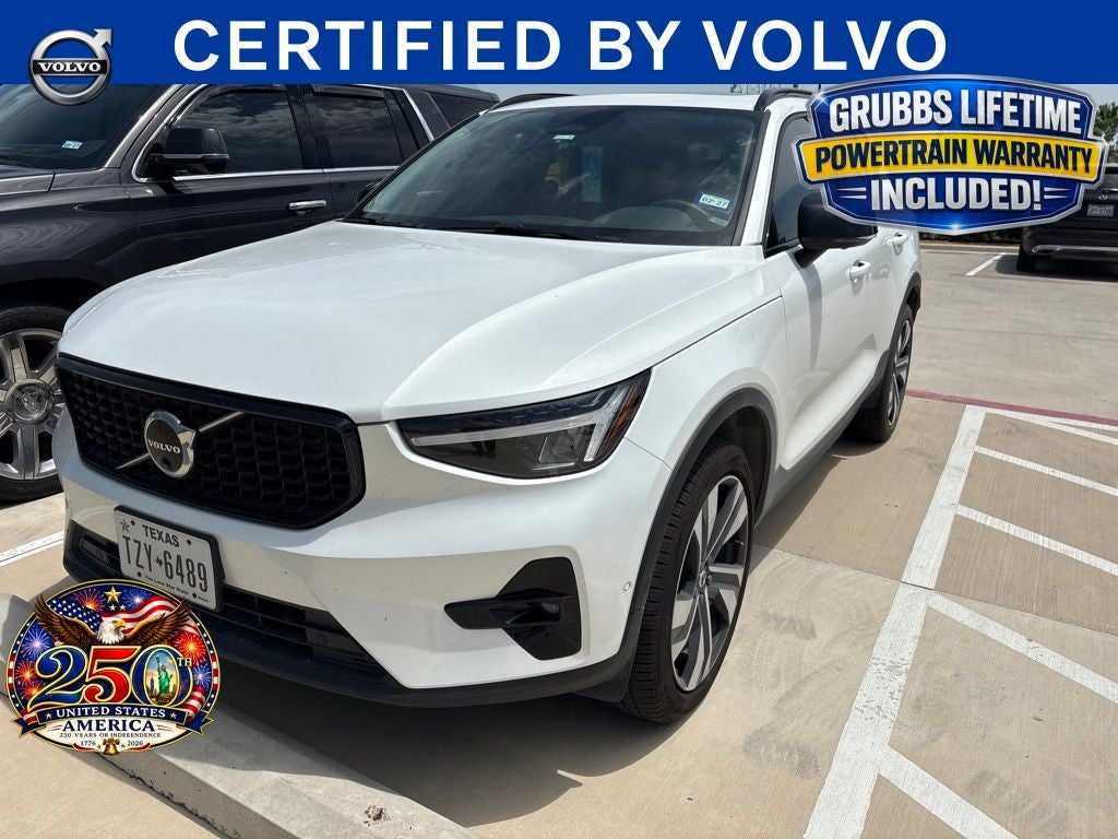 2024 Volvo XC40 B5 Plus Dark Theme