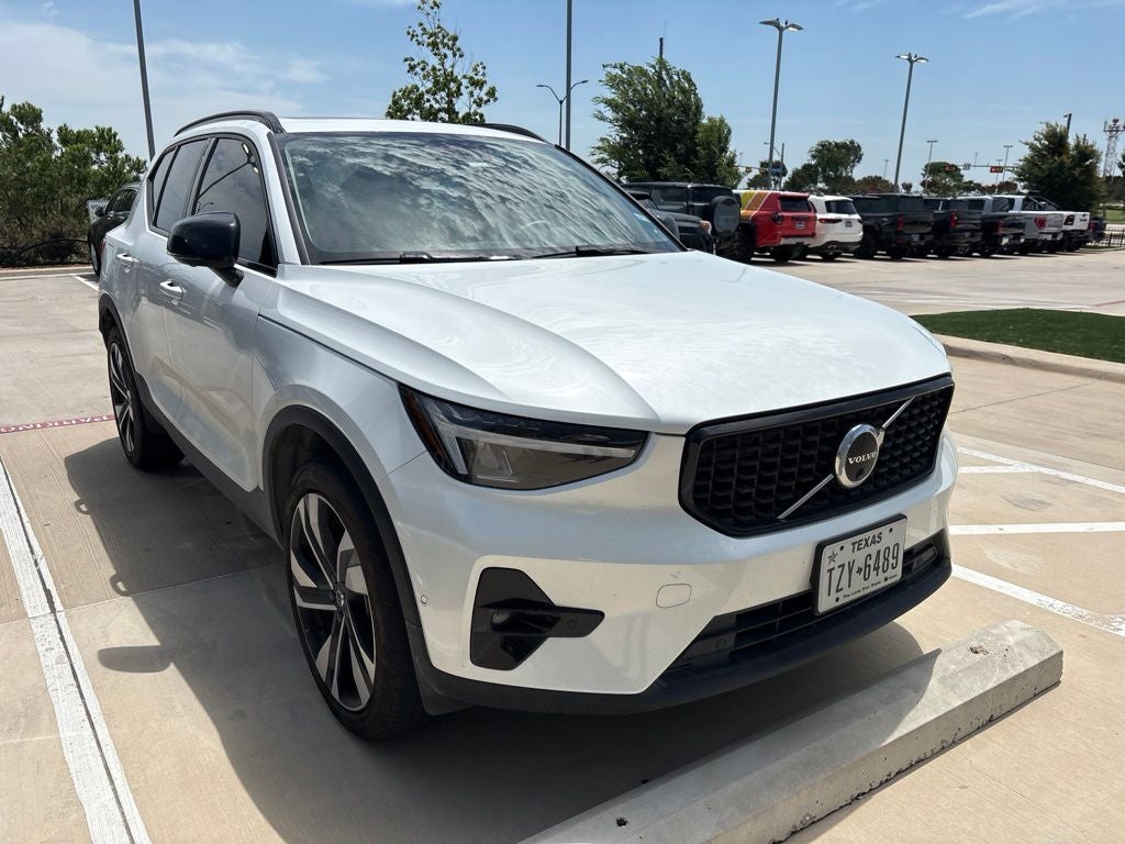2024 Volvo XC40 B5 Plus Dark Theme