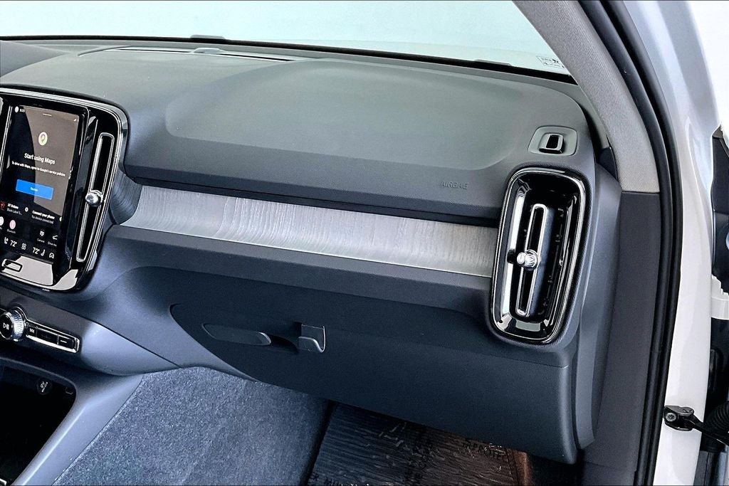 2024 Volvo XC40 B5 Plus Dark Theme