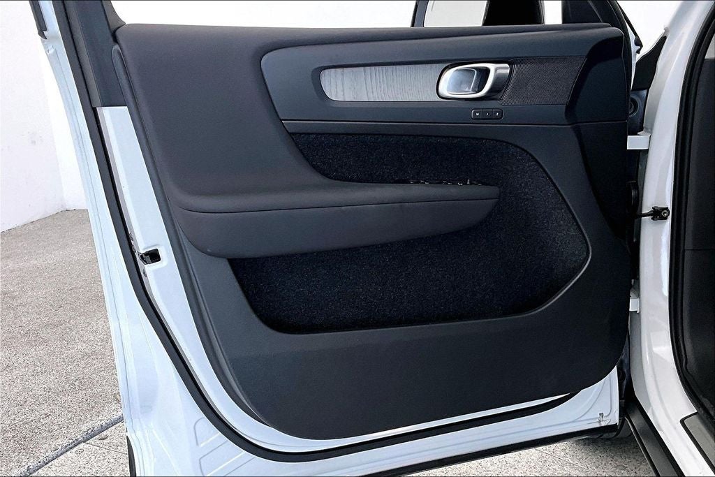 2024 Volvo XC40 B5 Plus Dark Theme