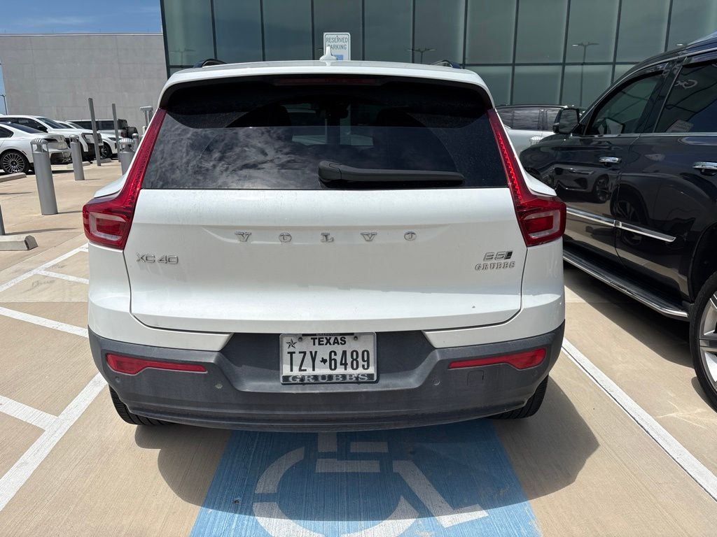 2024 Volvo XC40 B5 Plus Dark Theme