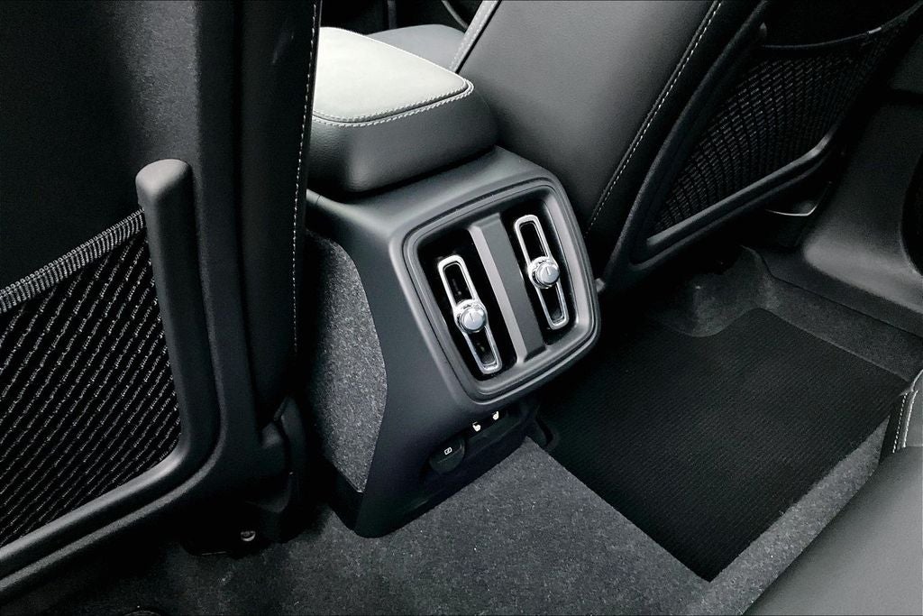 2024 Volvo XC40 B5 Plus Dark Theme