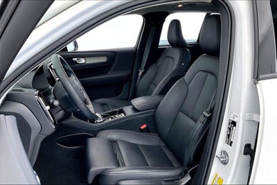 2024 Volvo XC40 B5 Plus Dark Theme