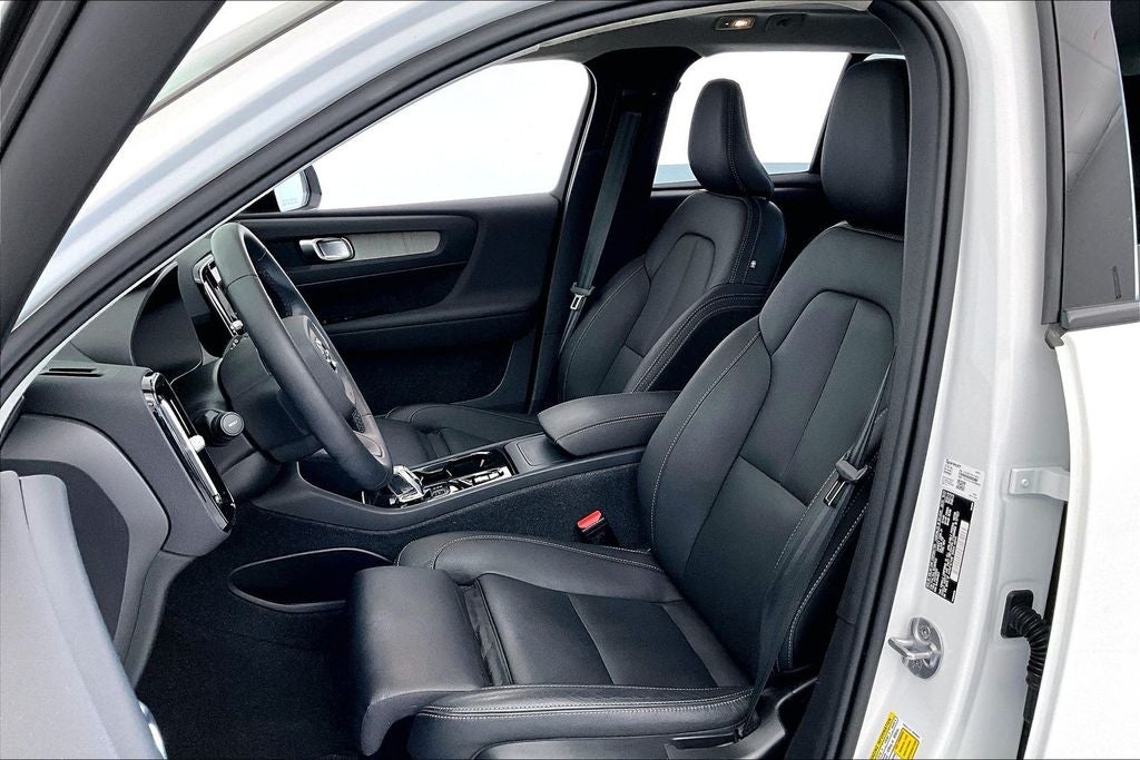 2024 Volvo XC40 B5 Plus Dark Theme