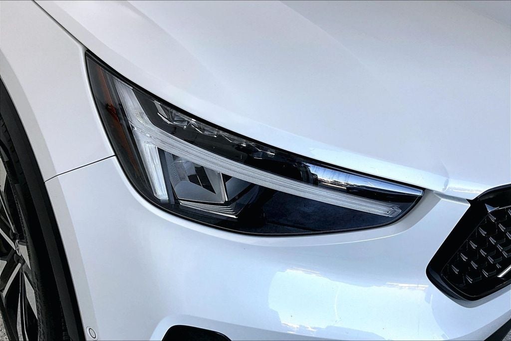 2024 Volvo XC40 B5 Plus Dark Theme