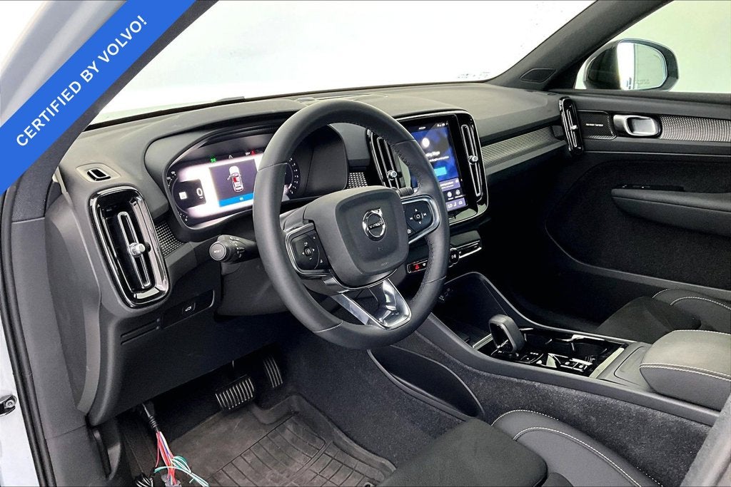 2024 Volvo XC40 B5 Plus Dark Theme
