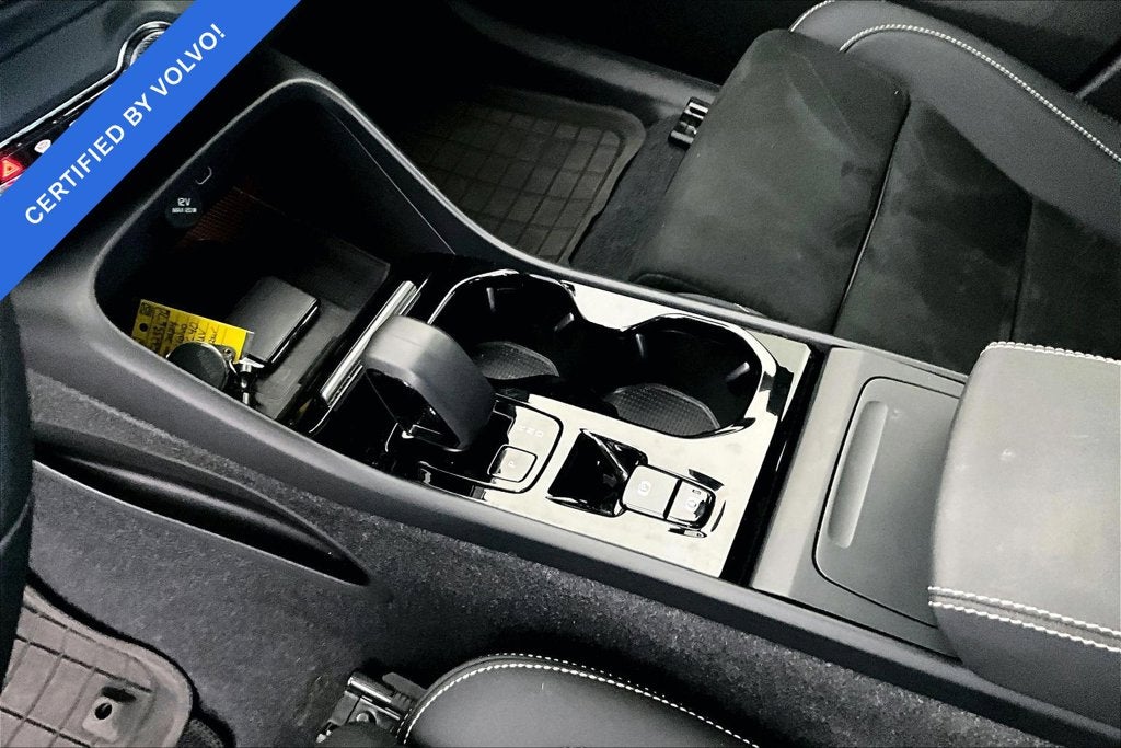 2024 Volvo XC40 B5 Plus Dark Theme