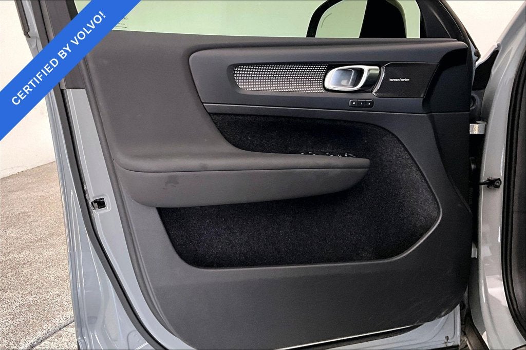 2024 Volvo XC40 B5 Plus Dark Theme