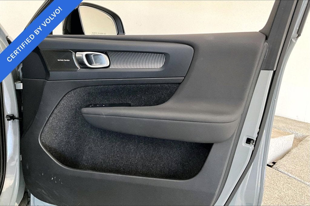 2024 Volvo XC40 B5 Plus Dark Theme