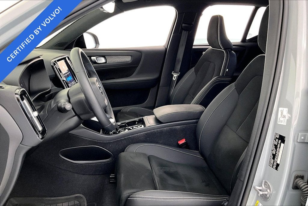 2024 Volvo XC40 B5 Plus Dark Theme