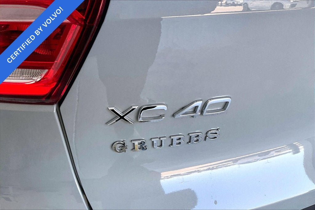 2024 Volvo XC40 B5 Plus Dark Theme
