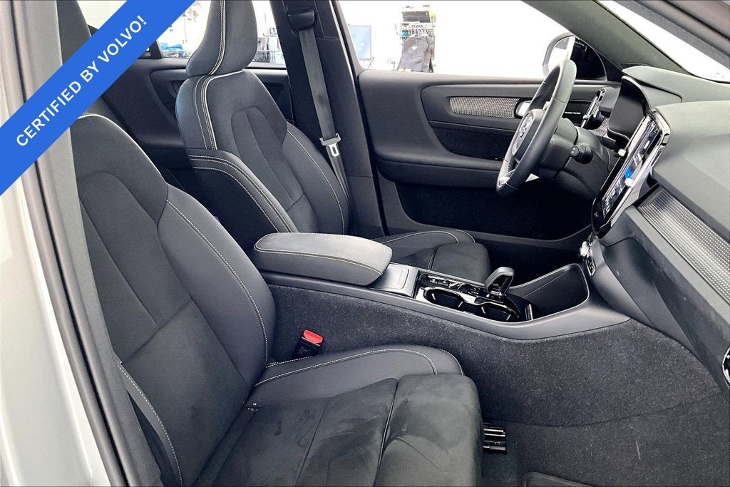 2024 Volvo XC40 B5 Plus Dark Theme