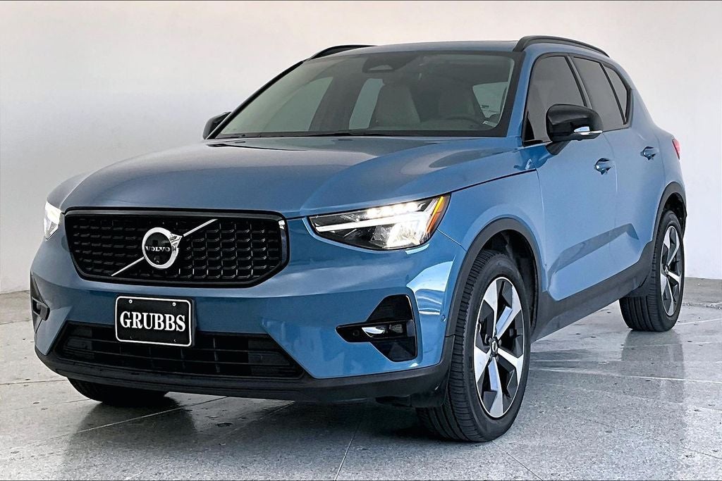 2024 Volvo XC40 B5 Plus Dark Theme