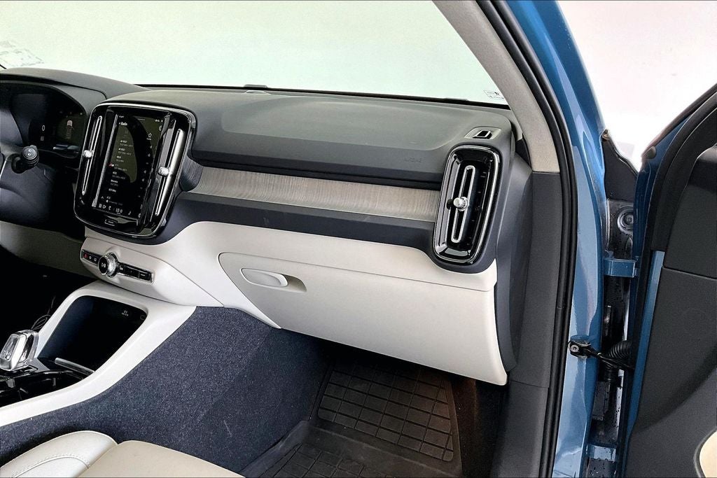 2024 Volvo XC40 B5 Plus Dark Theme