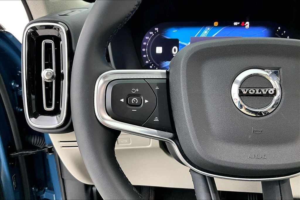 2024 Volvo XC40 B5 Plus Dark Theme