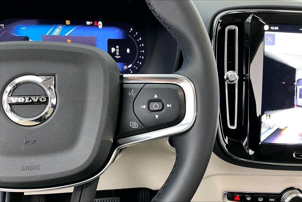 2024 Volvo XC40 B5 Plus Dark Theme
