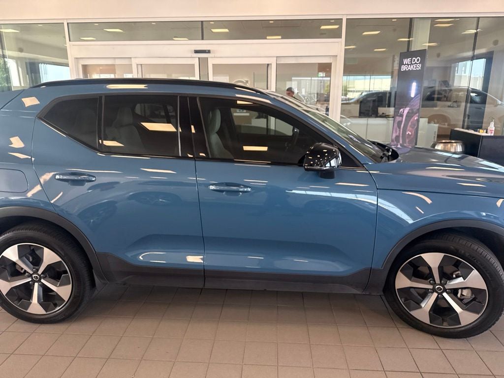 2024 Volvo XC40 B5 Plus Dark Theme