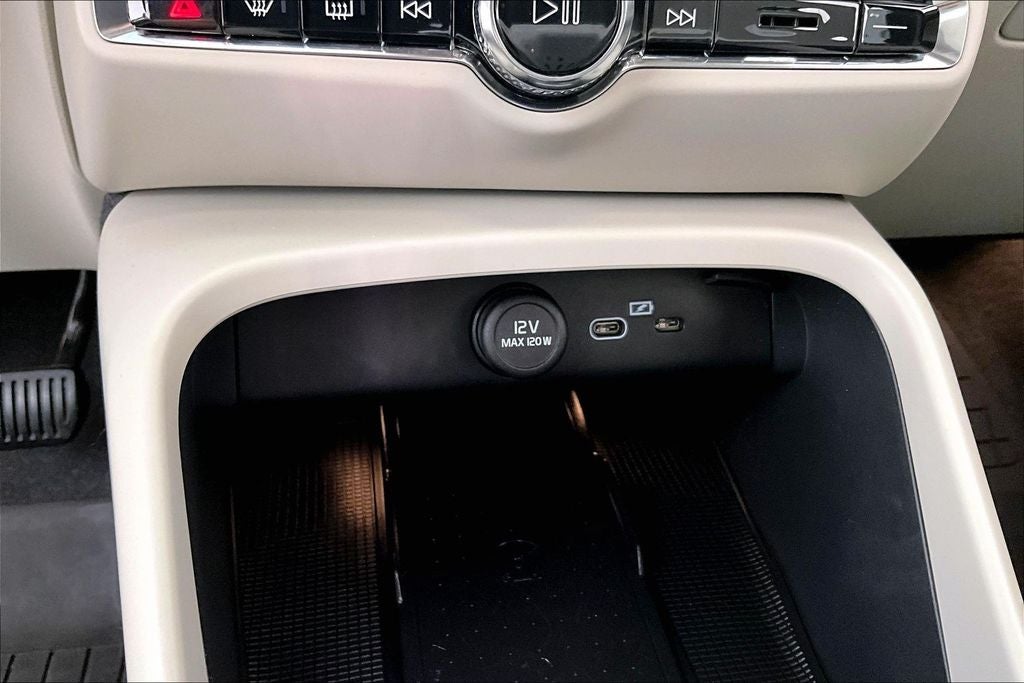 2024 Volvo XC40 B5 Plus Dark Theme