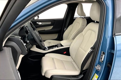 2024 Volvo XC40 B5 Plus Dark Theme