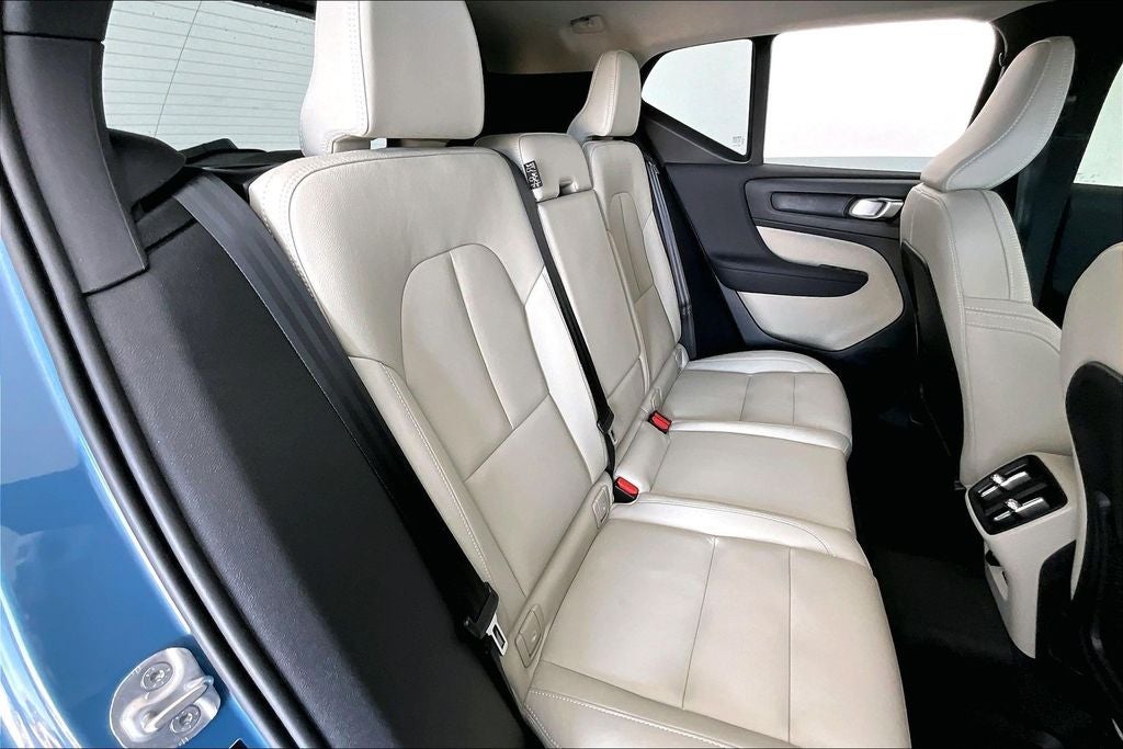 2024 Volvo XC40 B5 Plus Dark Theme