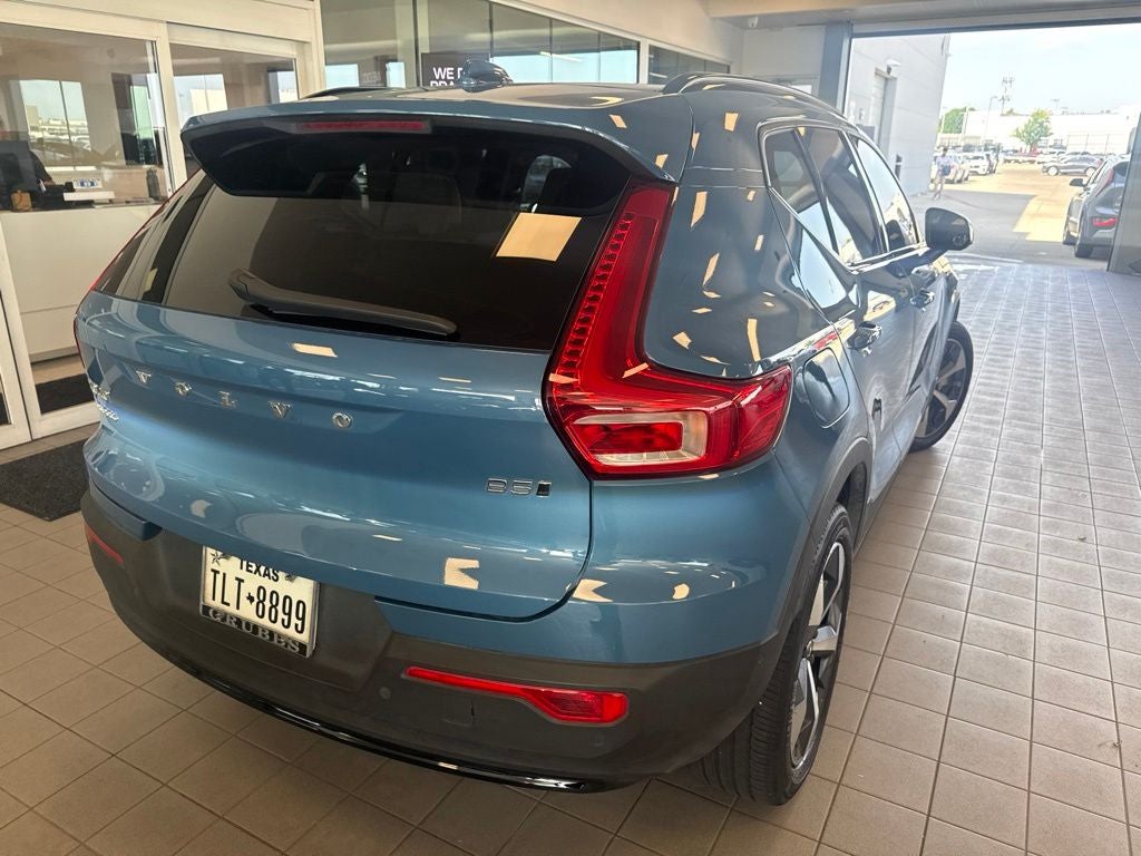 2024 Volvo XC40 B5 Plus Dark Theme