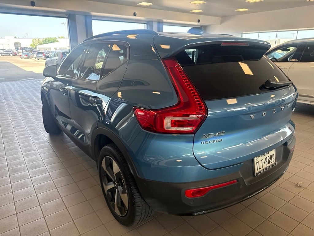 2024 Volvo XC40 B5 Plus Dark Theme