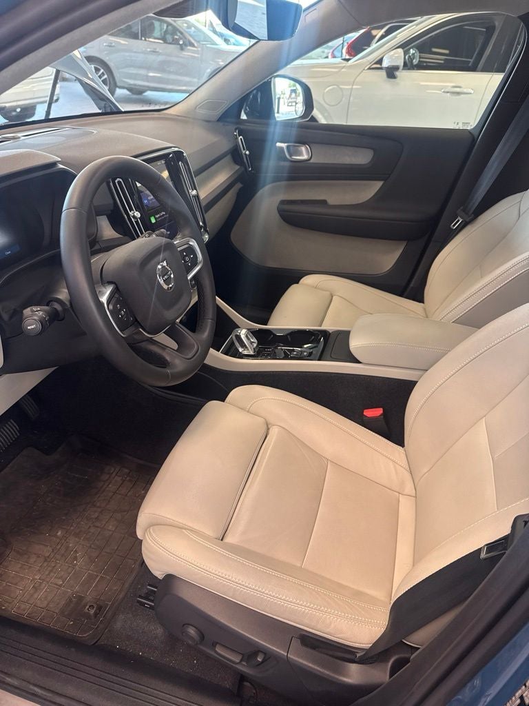 2024 Volvo XC40 B5 Plus Dark Theme