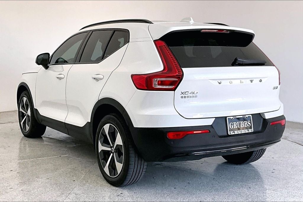 2024 Volvo XC40 B5 Plus Dark Theme