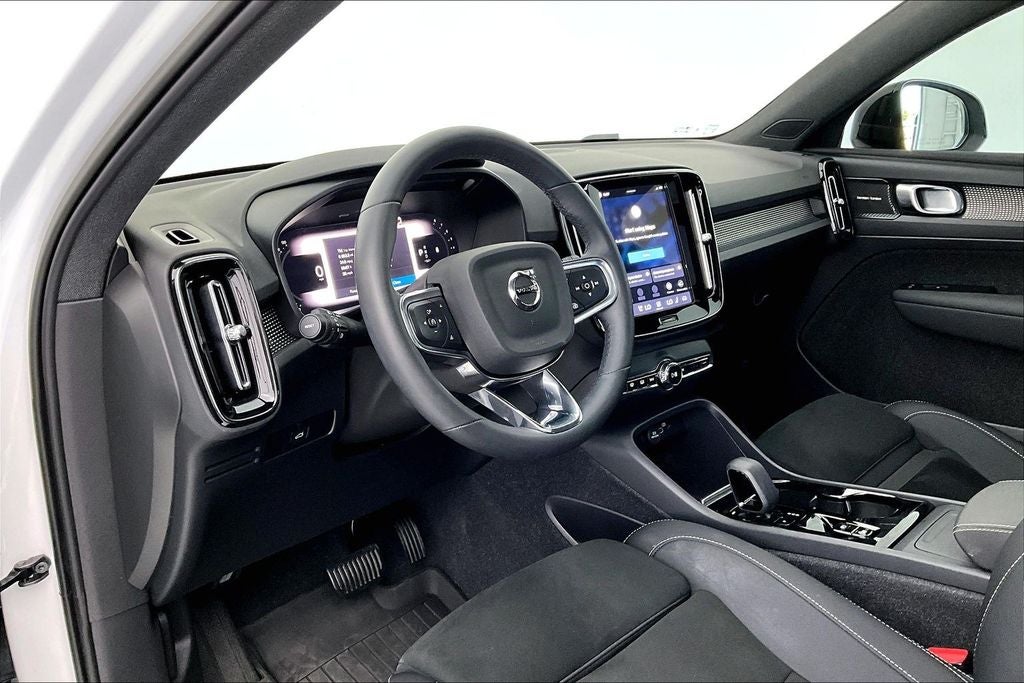 2024 Volvo XC40 B5 Plus Dark Theme