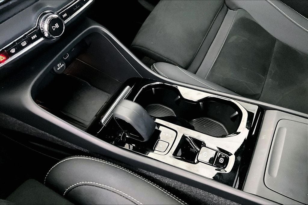 2024 Volvo XC40 B5 Plus Dark Theme