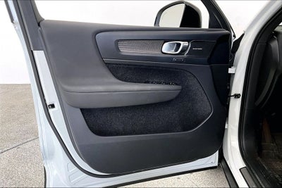 2024 Volvo XC40 B5 Plus Dark Theme
