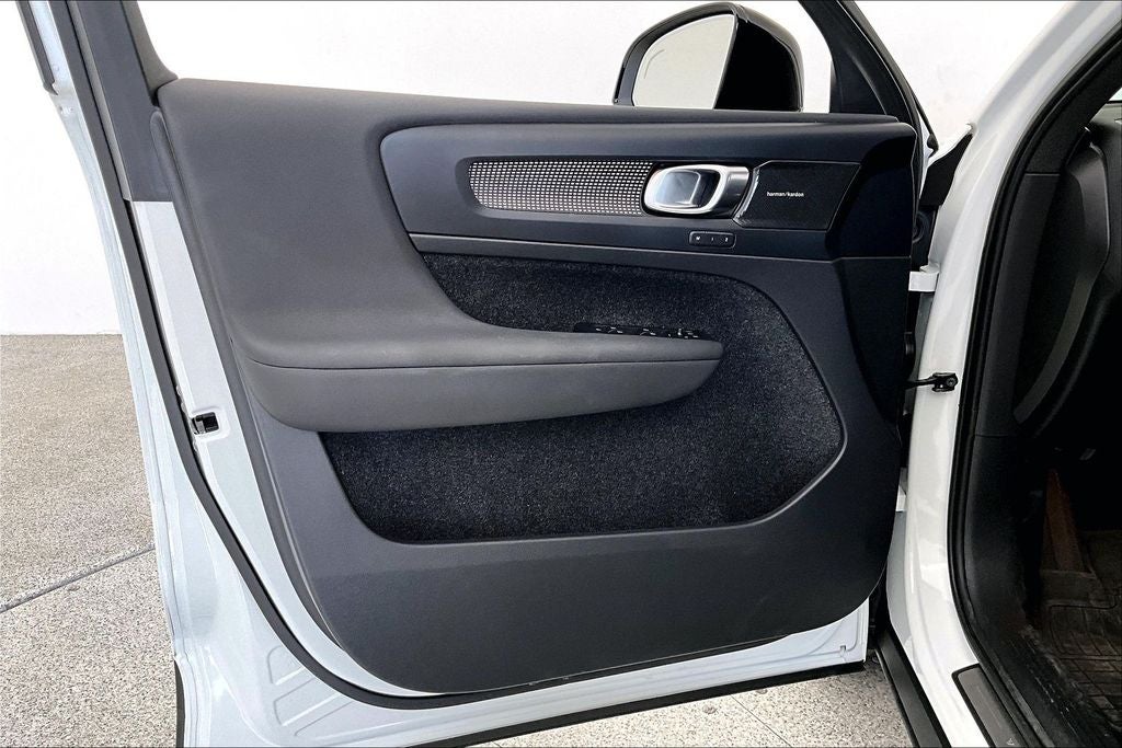 2024 Volvo XC40 B5 Plus Dark Theme