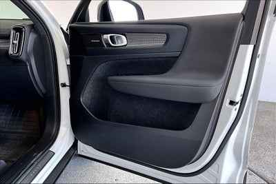 2024 Volvo XC40 B5 Plus Dark Theme