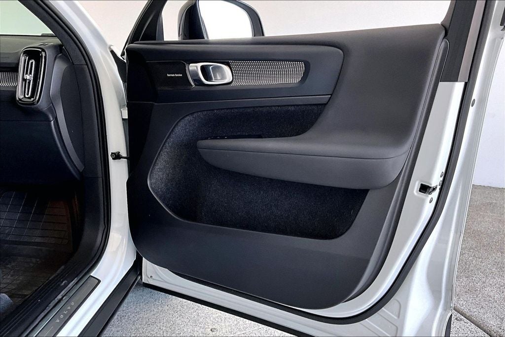 2024 Volvo XC40 B5 Plus Dark Theme