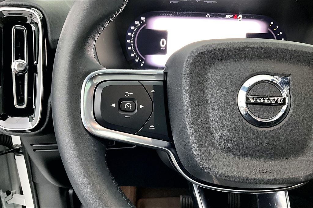 2024 Volvo XC40 B5 Plus Dark Theme