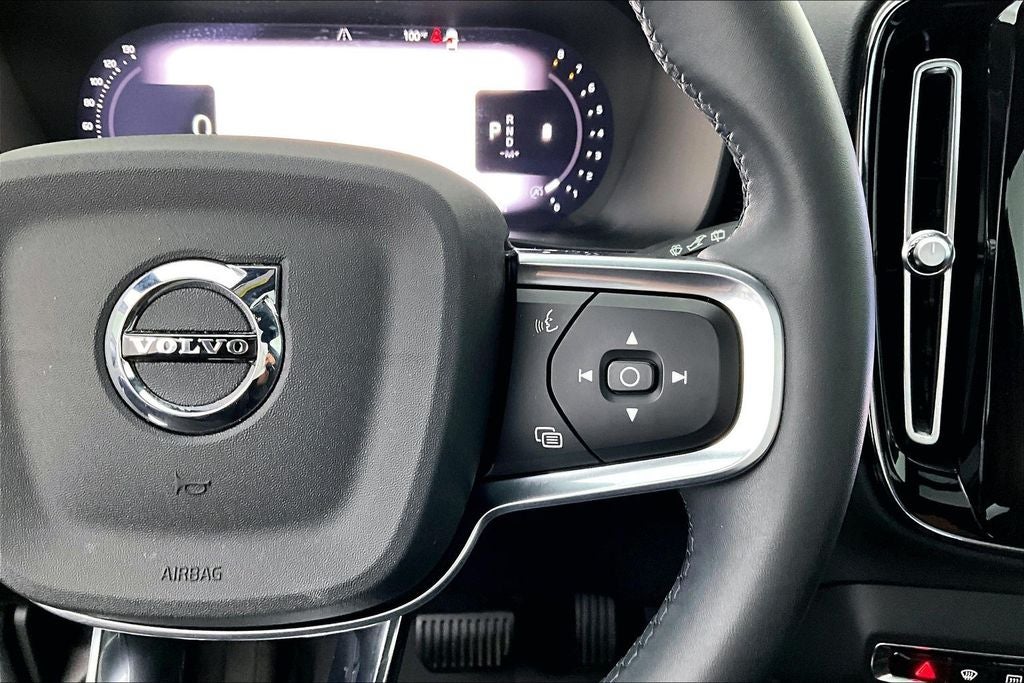 2024 Volvo XC40 B5 Plus Dark Theme
