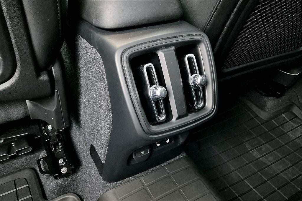 2024 Volvo XC40 B5 Plus Dark Theme