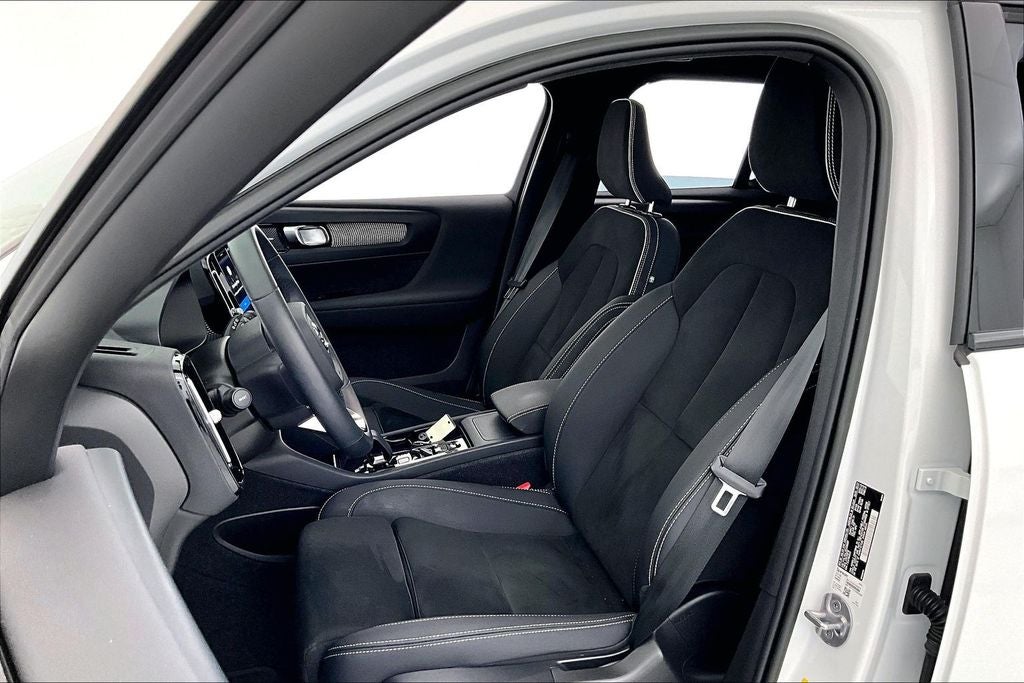 2024 Volvo XC40 B5 Plus Dark Theme