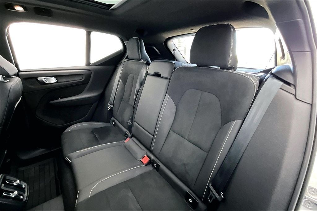 2024 Volvo XC40 B5 Plus Dark Theme