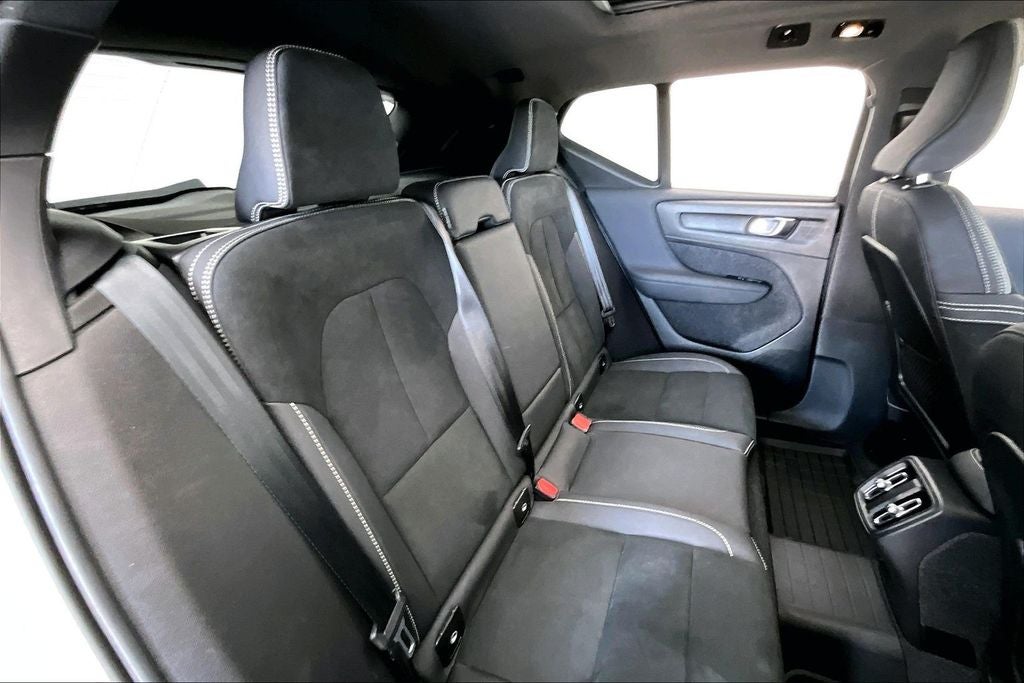 2024 Volvo XC40 B5 Plus Dark Theme