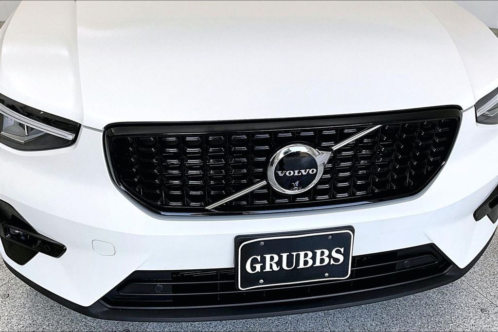 2024 Volvo XC40 B5 Plus Dark Theme