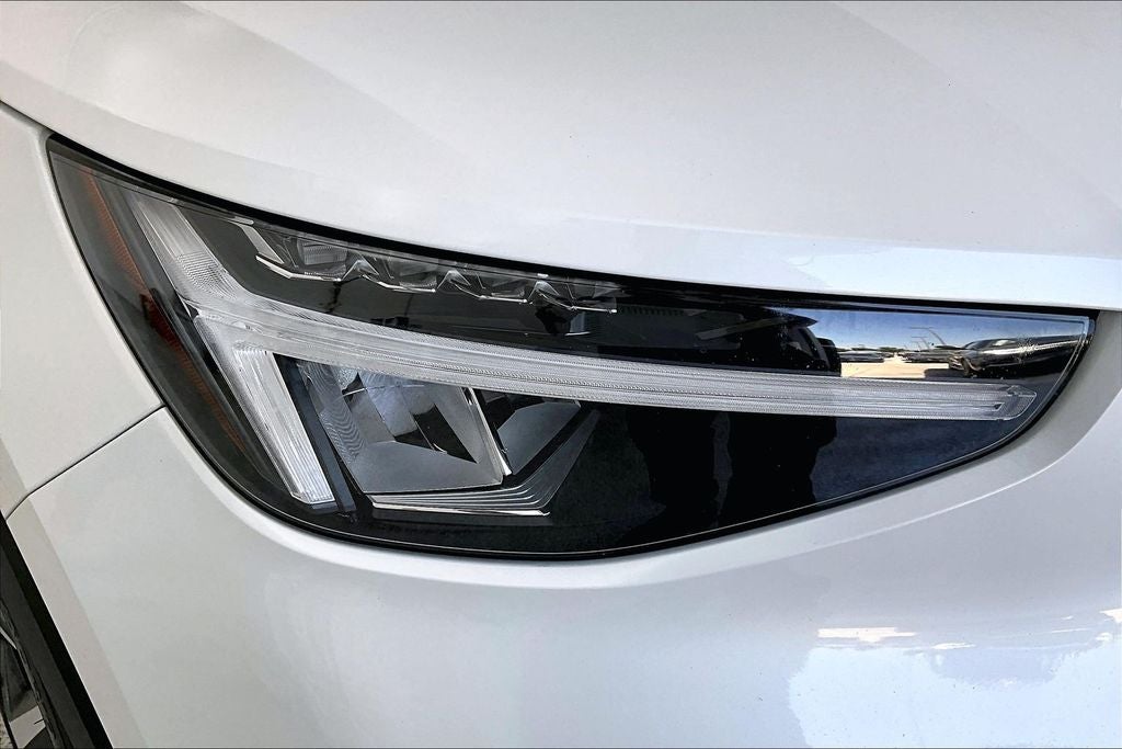 2024 Volvo XC40 B5 Plus Dark Theme