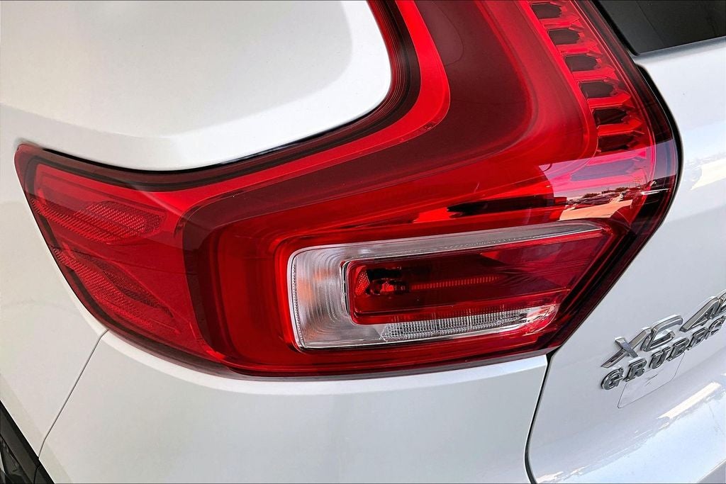 2024 Volvo XC40 B5 Plus Dark Theme