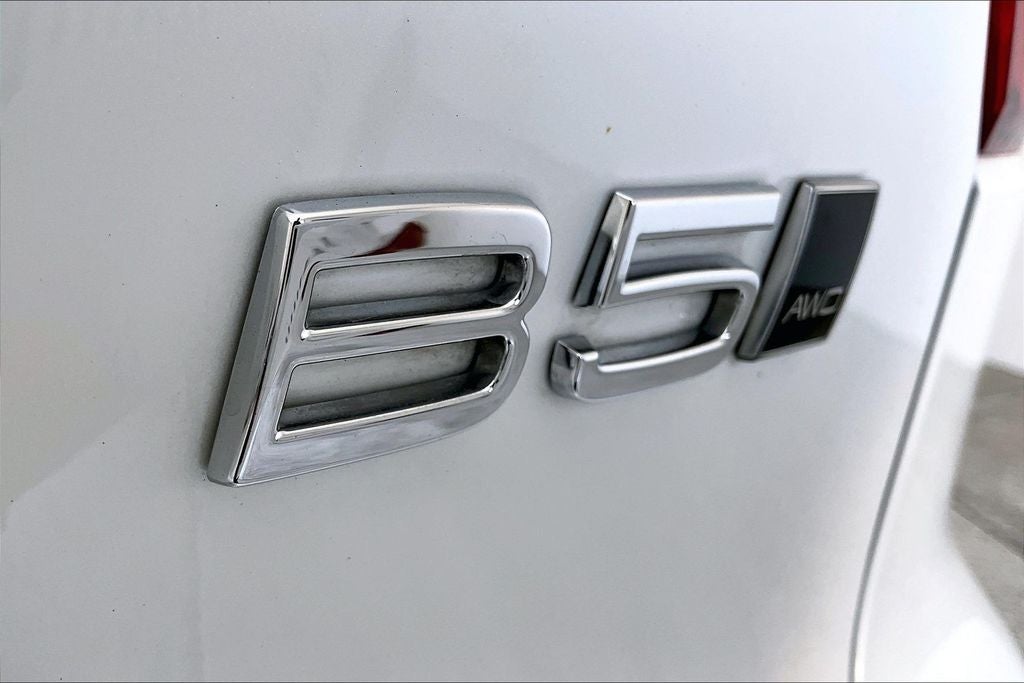 2024 Volvo XC40 B5 Plus Dark Theme