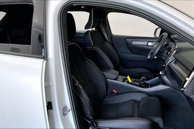 2024 Volvo XC40 B5 Plus Dark Theme