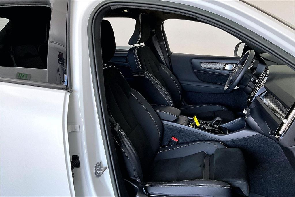 2024 Volvo XC40 B5 Plus Dark Theme
