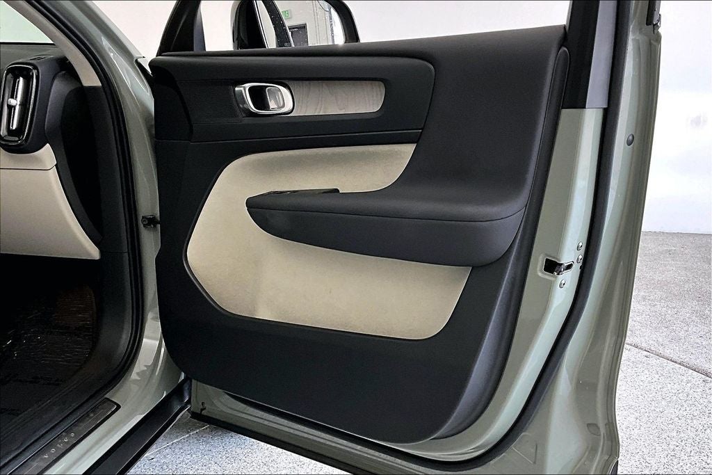 2024 Volvo XC40 B5 Plus Dark Theme