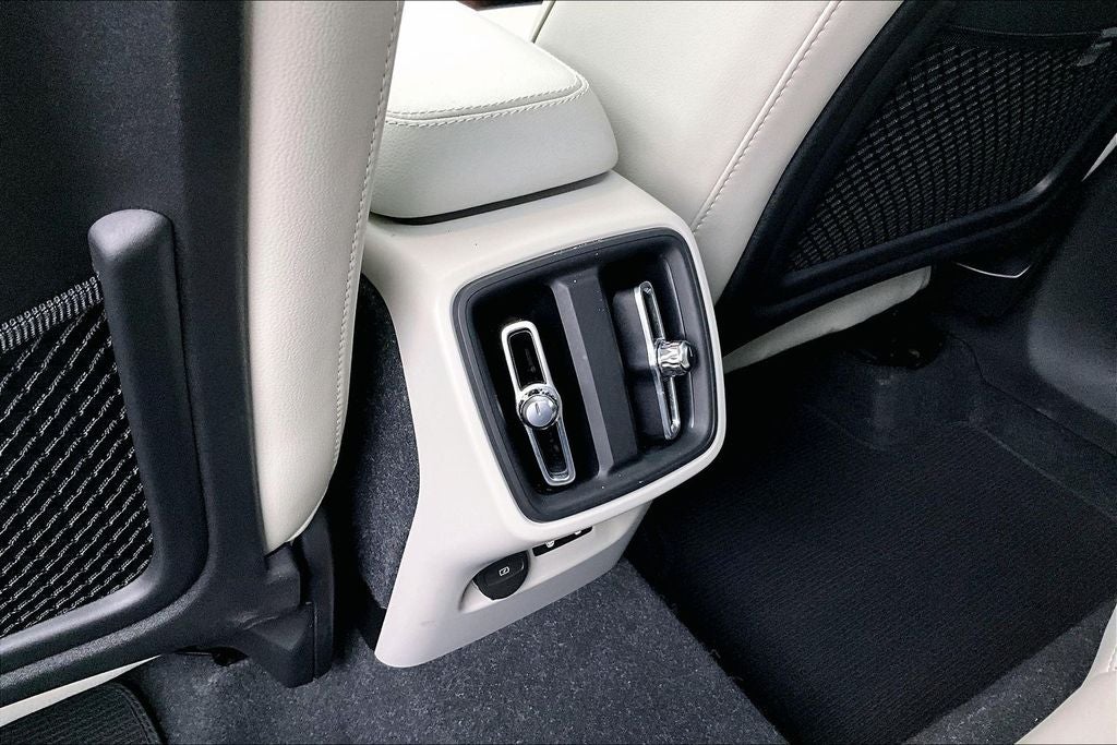 2024 Volvo XC40 B5 Plus Dark Theme