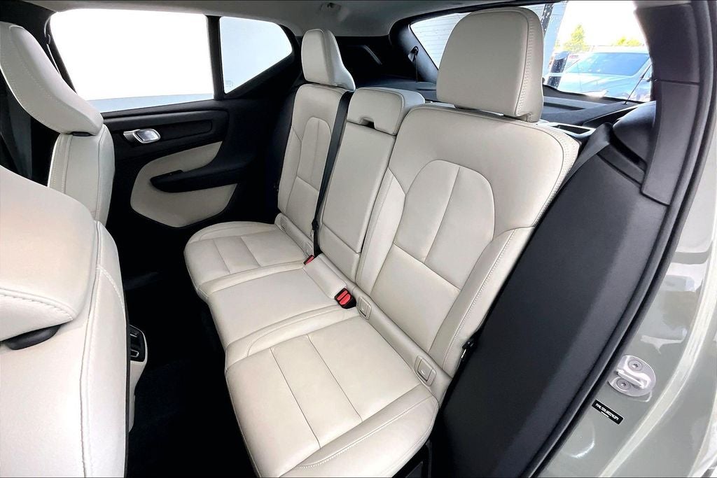 2024 Volvo XC40 B5 Plus Dark Theme